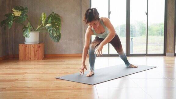 瑜伽教练健身运动和健康的生活方式概念-妇女做瑜伽练习垫在健身房或工作室