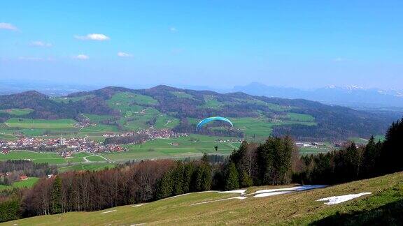 滑翔伞在春天
