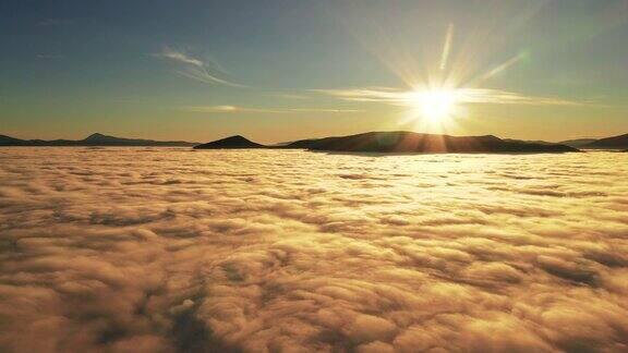 黎明时分在雾中飞过云层