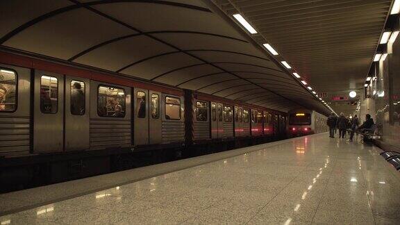 地铁车站乘客的4K镜头