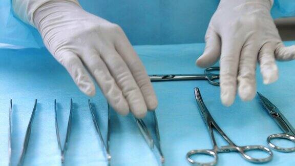 手术前助理准备手术器械