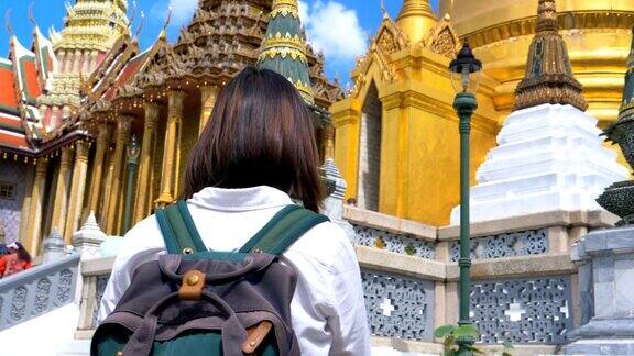 年轻的女游客探索城市地图而旅行在泰国曼谷