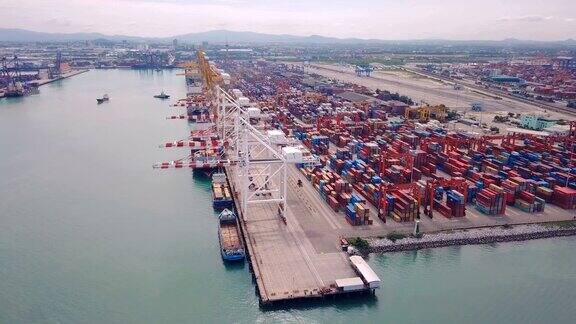 鸟瞰图工业港口码头与航运集装箱