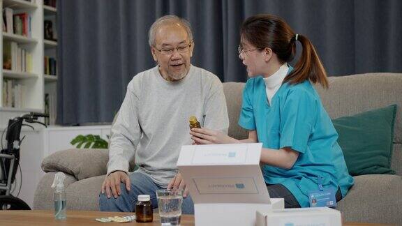 亚洲老年男性患者在敬老院与医生护士咨询处方药护工治疗师药剂师妇女在客厅里拿着药瓶药量在家里