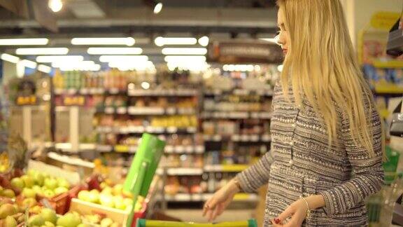 美女在超市买蔬菜和水果