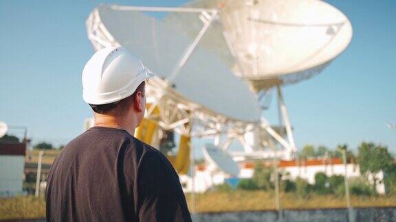 工程师寻找地球上的射电天文望远镜