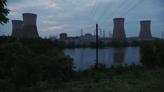 不活跃的核电站和暮光之城的河流