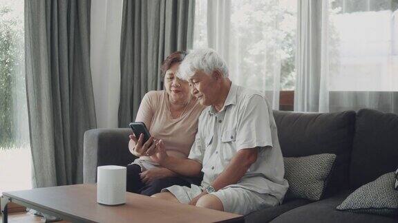 亚洲老年夫妇学习使用技术