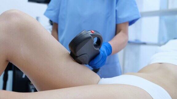 医生给一个女人做腿上的激光脱毛