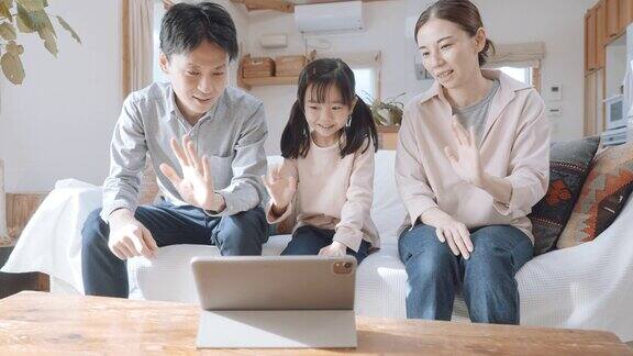父母和孩子看着平板电脑屏幕