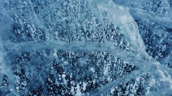 贝加尔湖上的蓝冰和冰冻气泡