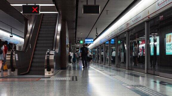 亚洲通勤者在香港市中心地铁站站台行走等待上车的时间流逝亚洲交通生活方式公共交通理念