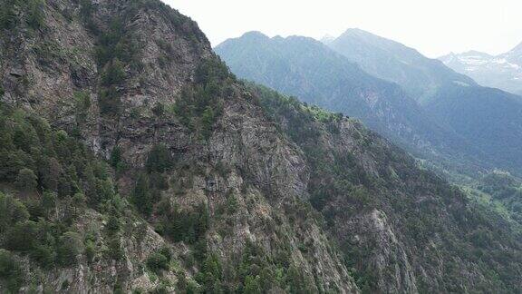 峡谷岩石山脉的景观灌木和明亮的天空在地平线上