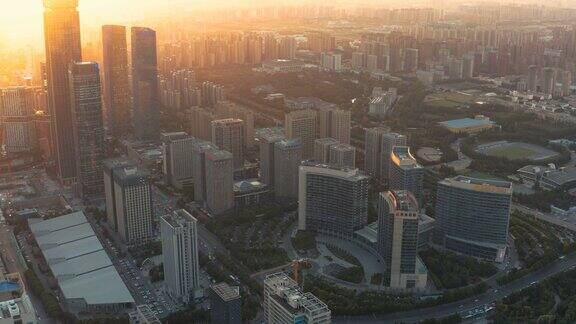 日落时城市交通的鸟瞰图