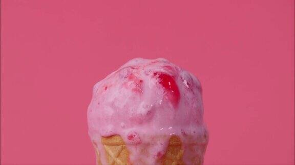 草莓冰淇淋在蛋筒上融化