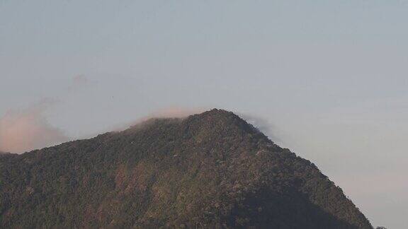 云和雾笼罩着青山和蓝天