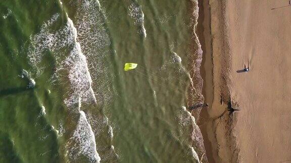 独自在海滩上风筝冲浪