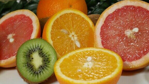 桌上有柑橘类水果和猕猴桃