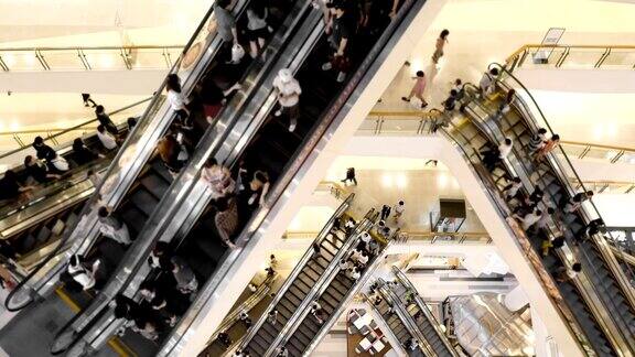 人们在购物中心的自动扶梯上走动