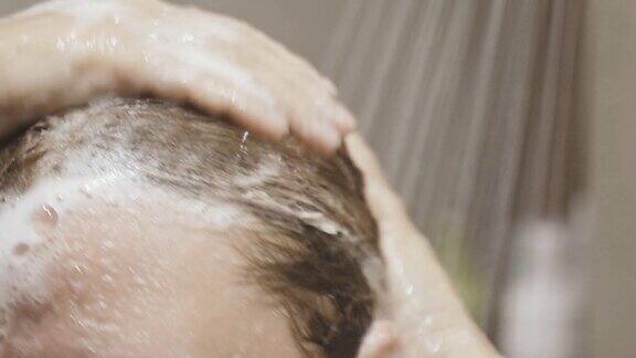 女人在淋浴间洗头发