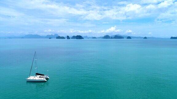 航拍:海上孤独的小船背景是许多岛屿