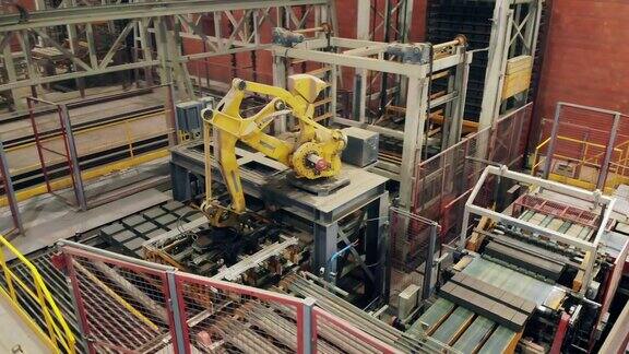 现代机械臂正在工业工厂中移动