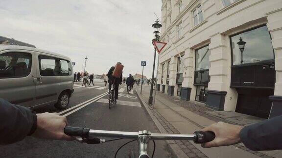 在哥本哈根骑着城市道路上的自行车