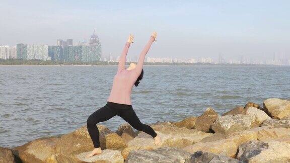 一名女子在深圳海滨做冥想瑜伽