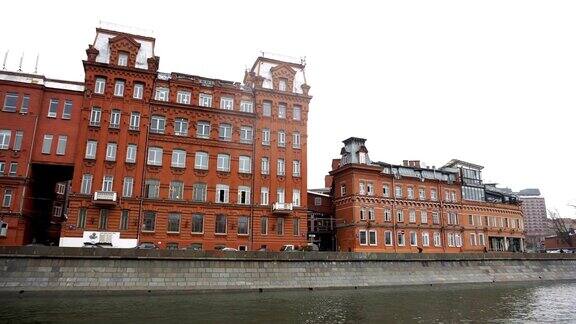 游览莫斯科河上的红色十月工厂