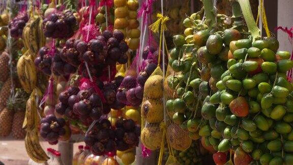 巴西北部典型水果的特写挂在街边摊上五颜六色的巴西地区水果主题收藏视频