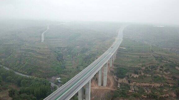 在中国西部的陕西省新建的高速公路上几乎没有汽车