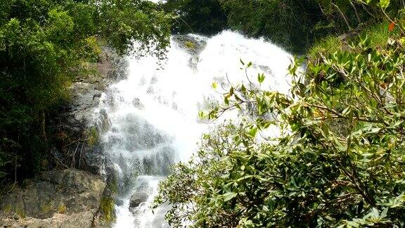 美丽的瀑布沙丽加瀑布泰国
