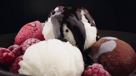 新鲜浆果和水果搭配各种口味的奶油冰淇淋有覆盆子浆果蓝莓草莓开心果巧克力甜筒