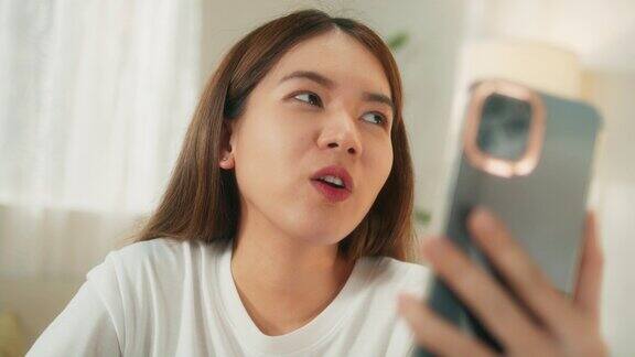 年轻漂亮的亚洲女性使用手机进行视频通话