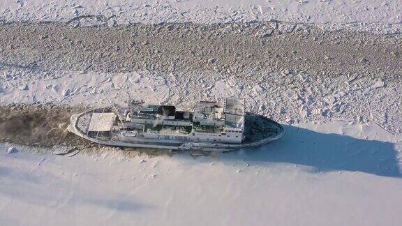 破冰船在冰上行驶
