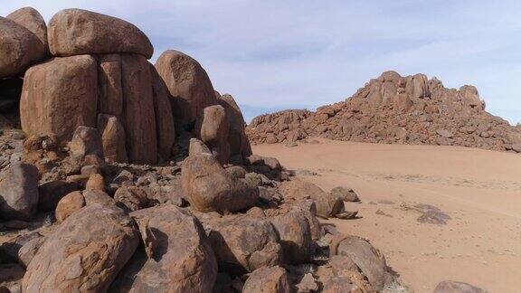 一名游客和导游在纳米布沙漠探索巨石的鸟瞰图