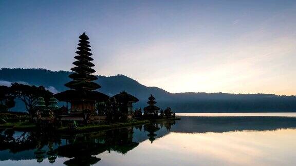 4K时间延时:印度尼西亚巴厘岛普拉乌伦达努巴西神庙的日出