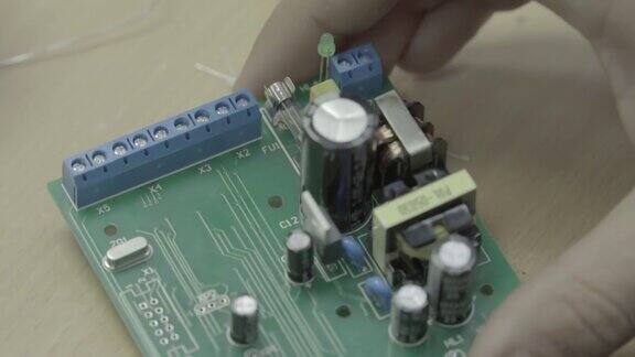 一个工人正在生产电路板特写镜头