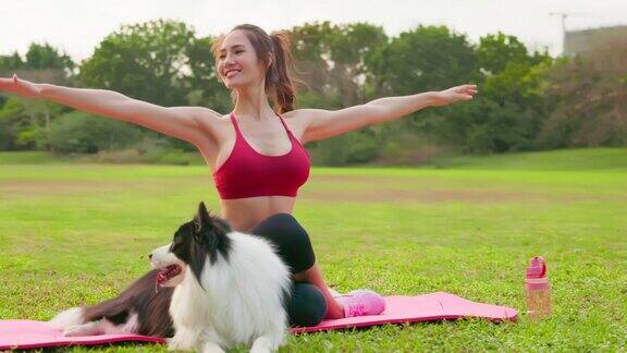 女孩和狗一起练瑜伽