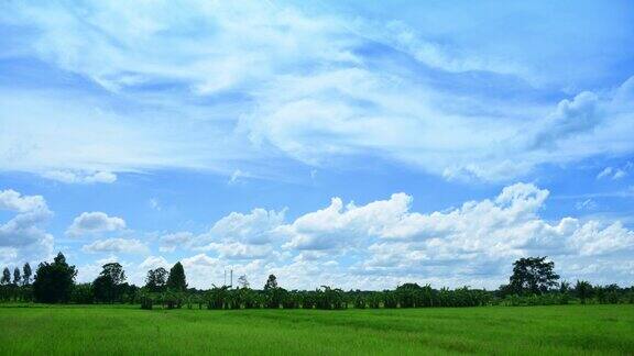 移动的云在天空农场美丽的自然时间流逝