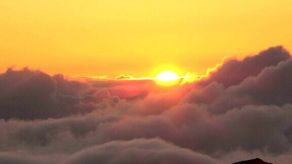 太阳消失在毛伊火山的软云后面