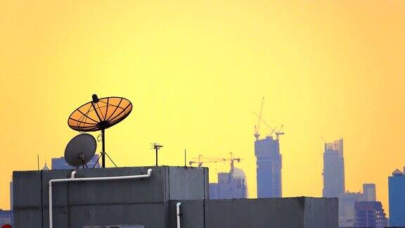 4K:曼谷的碟形卫星天线和日落