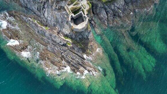 4k航拍画面俯瞰英国康沃尔郡法尔茅斯附近潘登尼斯角的岩石海岸