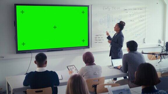 黑人女教师用绿色屏幕数字白板给学生上课成功的女人谈论设计科学教育理念