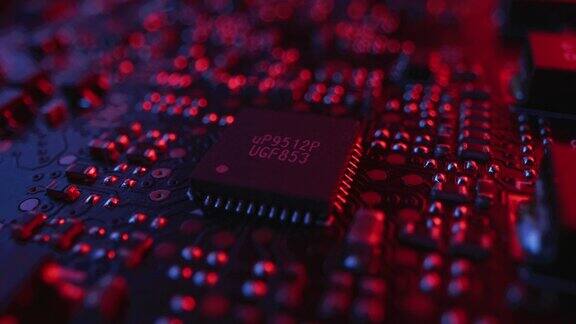 聚焦不聚焦于微芯片CPU处理器印刷电路板计算机主板电子设备内部超级计算机部分宏镜头在红色霓虹灯颜色Loopable