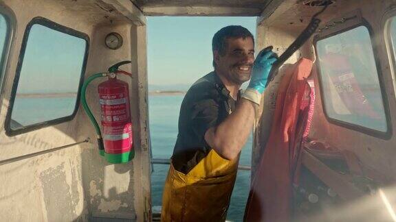30岁出头的微笑渔民在船上通话