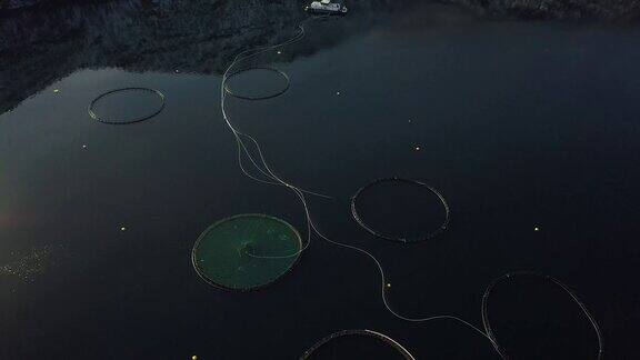 挪威北部特罗姆瑟省希勒沙姆峡湾的渔场