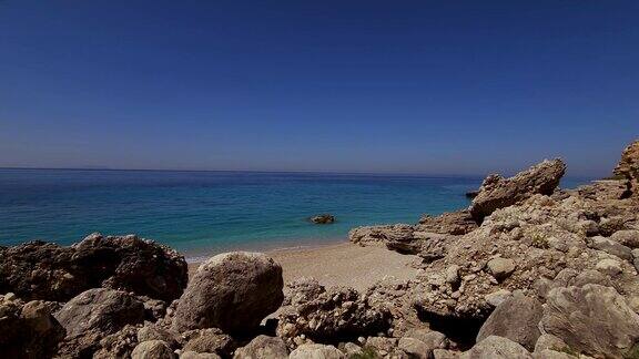 宁静的地中海全景:令人惊叹的蓝色大海岩石海岸线和无尽的地平线在一个宁静的海岸景观