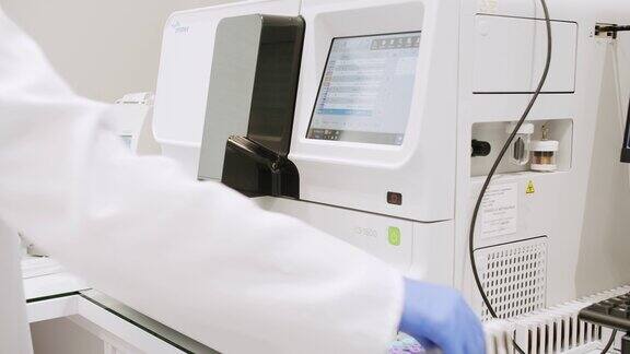 带有试管的血液测试机用计算机设备进行血液测试