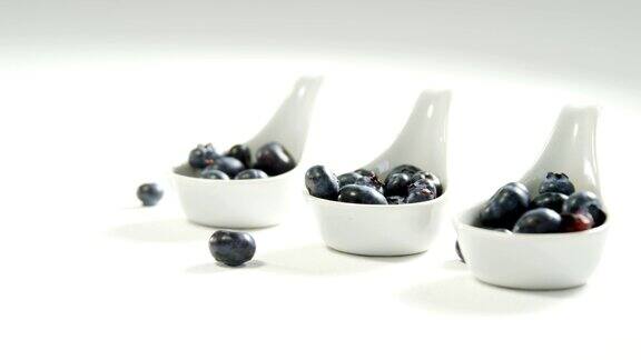 蓝莓在汤勺中放置在白色表面4K4K